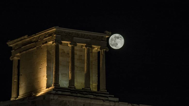 Αυγουστιάτικη πανσέληνος και μερική έκλειψη Σελήνης το βράδυ της Δευτέρας